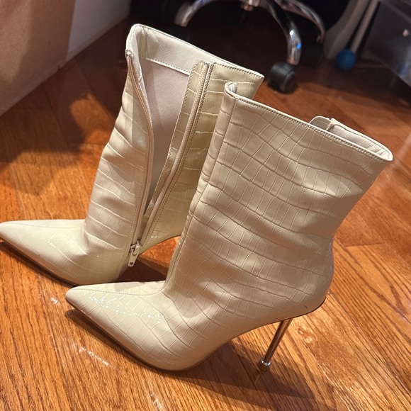 Chic Cream Ankle Boots with Stiletto Heel
Size 5.5 - Picture 4 of 5